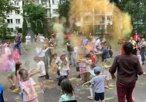 Dzieci podczas zabawy z proszkami holly