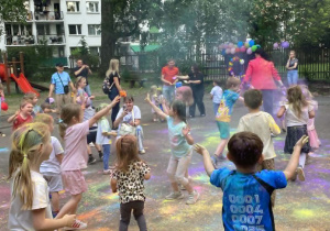 Dzieci podczas zabawy z proszkami holly