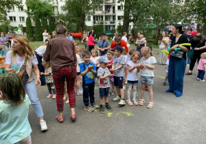Dzieci podczas zabawy z proszkami holly