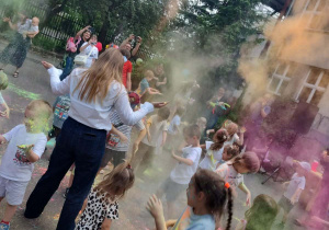 Dzieci podczas zabawy z proszkami holly