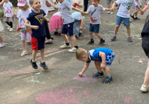 Wspólne zabawy dzieci przy muzyce