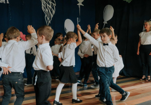 Dzieci z grupy Biedronki podczas poloneza