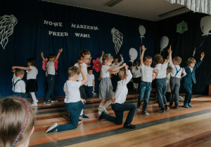 Dzieci z grupy Biedronki podczas poloneza