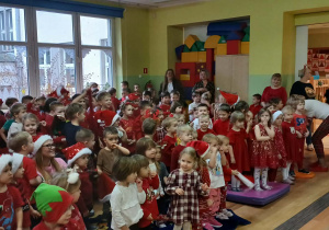 Dzieci podczas mikołajkowego koncertu
