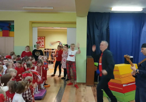 Dzieci podczas mikołajkowego koncertu