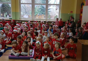 Dzieci podczas mikołajkowego koncertu