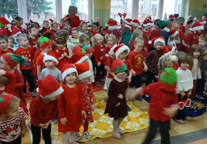 Dzieci podczas mikołajkowego koncertu