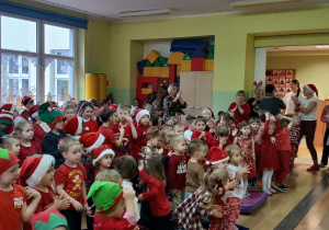 Dzieci podczas mikołajkowego koncertu