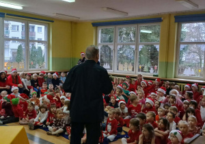 Dzieci podczas mikołajkowego koncertu