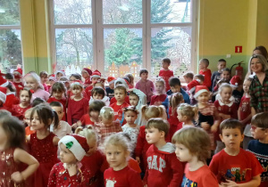 Dzieci podczas mikołajkowego koncertu