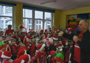 Dzieci podczas mikołajkowego koncertu