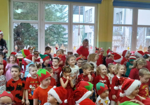 Dzieci podczas mikołajkowego koncertu
