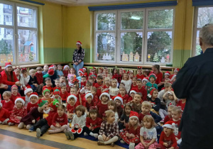 Dzieci podczas mikołajkowego koncertu