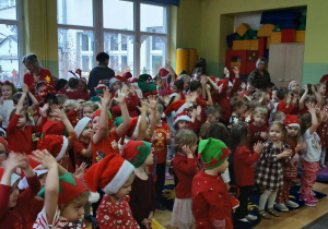 Dzieci podczas mikołajkowego koncertu