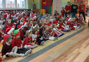 Dzieci podczas mikołajkowego koncertu