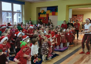 Dzieci podczas mikołajkowego koncertu