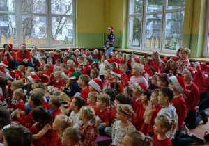 Dzieci podczas mikołajkowego koncertu