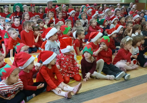 Dzieci podczas mikołajkowego koncertu