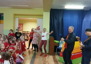 Dzieci podczas mikołajkowego koncertu