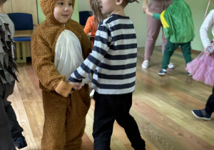 Dzieci z grupy "Pszczółki" na Balu Jesieni