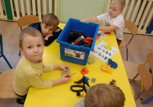 Dzieci z grupy "Pszczółki" budują z klocków lego