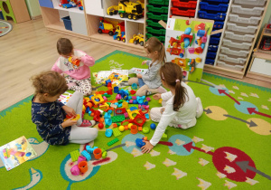Dzieci z grupy "Pszczółki" budują z klocków lego
