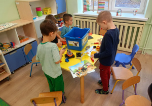 Dzieci z grupy "Pszczółki" budują z klocków lego
