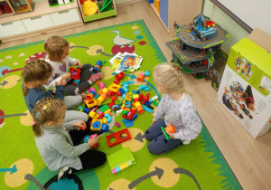 Dzieci z grupy "Pszczółki" budują z klocków lego
