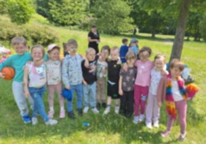 Dzieci z grupy "Liski" na pikniku w parku