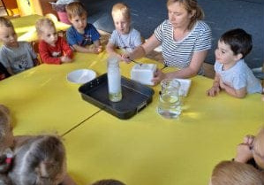 Dzieci z grupy "Odkrywcy" eksperymentują z Panią Moniką