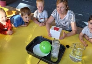 Dzieci z grupy "Odkrywcy" eksperymentują z Panią Moniką