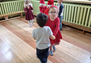 Zabawy mikołajkowe przy muzyce