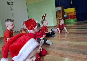 Zabawy mikołajkowe przy muzyce