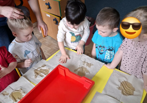 Dzieci eksperymentują z wodą