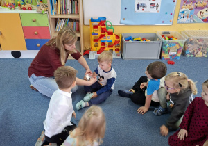 Dzieci z grupy Odkrywców uczą się udzielania pierwszej pomocy