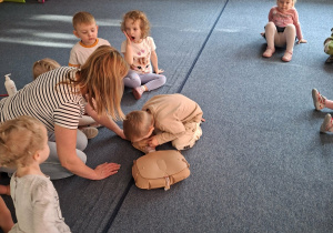 Dzieci z grupy Odkrywców uczą się udzielania pierwszej pomocy