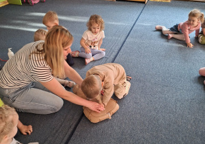 Dzieci z grupy Odkrywców uczą się udzielania pierwszej pomocy