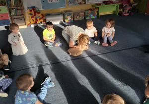 Dzieci z grupy Odkrywców uczą się udzielania pierwszej pomocy