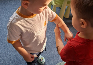 Dzieci z grupy Odkrywców uczą się udzielania pierwszej pomocy