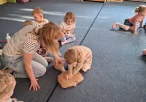 Dzieci z grupy Odkrywców uczą się udzielania pierwszej pomocy