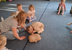 Dzieci z grupy Odkrywców uczą się udzielania pierwszej pomocy