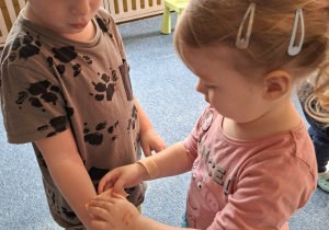 Dzieci z grupy Odkrywców uczą się udzielania pierwszej pomocy