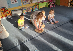 Dzieci z grupy Odkrywców uczą się udzielania pierwszej pomocy