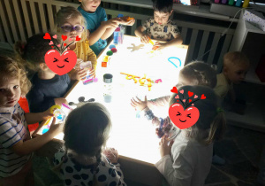 Dzieci z grupy "Odkrywców" w sali Doświadczania Świata