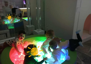 Dzieci z grupy "Odkrywców" w sali Doświadczania Świata