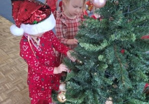 Dzieci z grupy Tygryski podczas ubierania choinki
