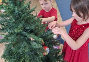 Dzieci z grupy Tygryski podczas ubierania choinki