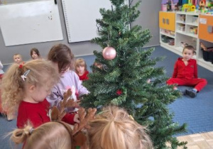 Dzieci z grupy Tygryski podczas ubierania choinki