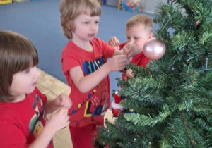 Dzieci z grupy Tygryski podczas ubierania choinki