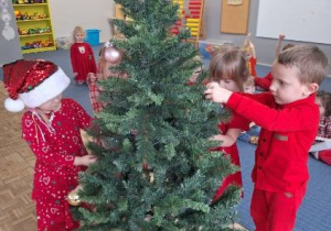 Dzieci z grupy Tygryski podczas ubierania choinki
